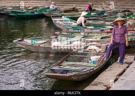 TAM COC, VIETNAM - November 15, 2018: Boot für die Fahrgäste an Hoa Lu und Tam Coc, alte Stadt, Vietnam warten. Stockfoto