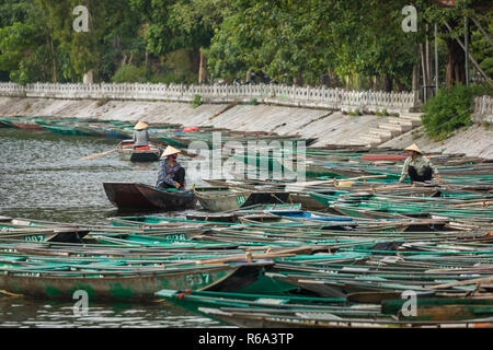 TAM COC, VIETNAM - November 15, 2018: Boot für die Fahrgäste an Hoa Lu und Tam Coc, alte Stadt, Vietnam warten. Stockfoto