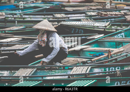 TAM COC, VIETNAM - November 15, 2018: Boot für die Fahrgäste an Hoa Lu und Tam Coc, alte Stadt, Vietnam warten. Stockfoto