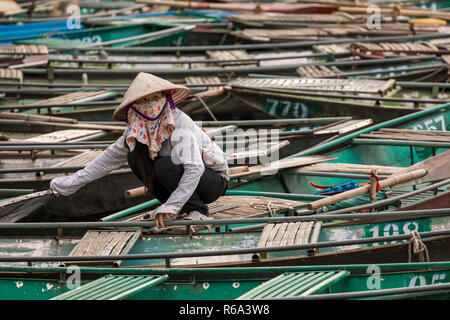 TAM COC, VIETNAM - November 15, 2018: Boot für die Fahrgäste an Hoa Lu und Tam Coc, alte Stadt, Vietnam warten. Stockfoto