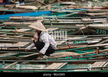 TAM COC, VIETNAM - November 15, 2018: Boot für die Fahrgäste an Hoa Lu und Tam Coc, alte Stadt, Vietnam warten. Stockfoto