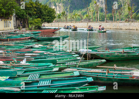 TAM COC, VIETNAM - November 15, 2018: Boot für die Fahrgäste an Hoa Lu und Tam Coc, alte Stadt, Vietnam warten. Stockfoto