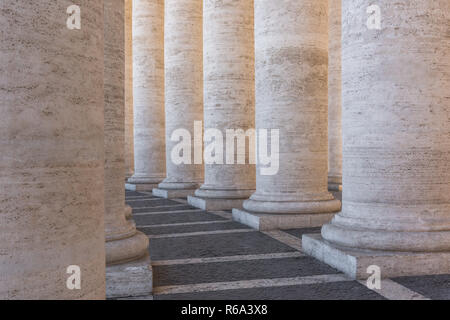 Berninis Petersplatz Kolonnade, Vatikan, Rom, Italien Stockfoto