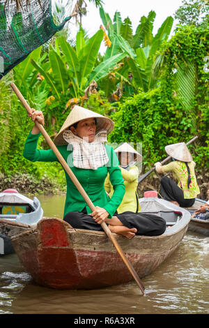 MY THO, VIETNAM - November 24, 2018: Vietnamesische Frauen in der traditionellen Vietnamesischen cap Paddel ein kleines Boot mit Touristen auf dem Mekong Fluss in meinem Th Stockfoto