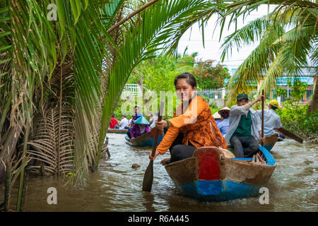 MY THO, VIETNAM - November 24, 2018: Vietnamesische Frauen in der traditionellen Vietnamesischen cap Paddel ein kleines Boot mit Touristen auf dem Mekong Fluss in meinem Th Stockfoto