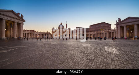 Breite Panoramaansicht der Petersbasilika und des Platzes unter einem dämmrigen Abendhimmel in der Vatikanstadt in Rom, Italien Stockfoto