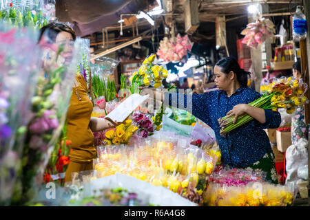 HUE, VIETNAM - NOVEMBER 19,2018: Verkäufer auf dem lokalen Markt in Vietnam. Frische Blumen auf den traditionellen Markt. Stockfoto