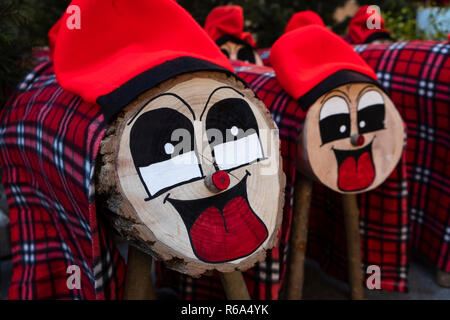 Einige handgefertigten tio de Nadal, eine typische Weihnachten Charakter von Katalonien, Spanien, auf den Verkauf in einem Weihnachtsmarkt Stockfoto