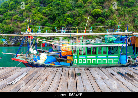 Halong Bay, Vietnam. Unesco-Weltkulturerbe. Traditionelle Fischerboote. Schwimmendes Dorf. Stockfoto