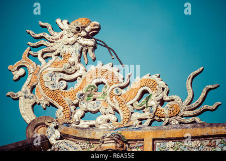 Detailansicht der Drachen auf der Zitadelle die Kaiserstadt mit dem Lila Verbotenen Stadt in Hue, Vietnam. Stockfoto