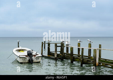 Boot auf dem Bootssteg in vitt auf Rügen Stockfoto