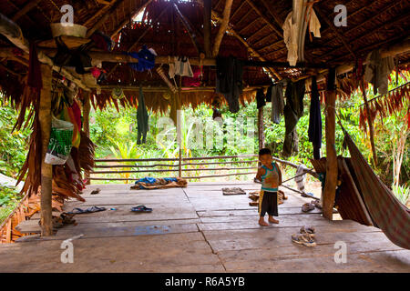 Bauern in der Maloca Bora von Iquitos in Peru Stockfoto