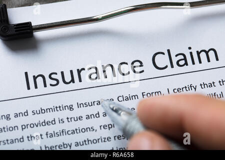 Hohe Betrachtungswinkel der Versicherung Antragsformular. Stockfoto