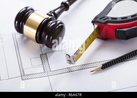 Hammer und Messgerät auf Blueprint Stockfoto