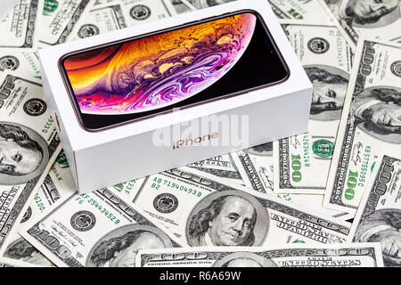 Neueste Iphone XS in ungeöffneten Box auf US Dollar Banknoten Hintergrund. Stockfoto