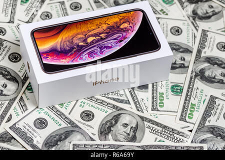 Neueste Iphone XS in ungeöffneten Box auf US Dollar Banknoten Hintergrund. Stockfoto