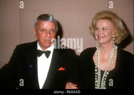 BEVERLY HILLS, Ca - 21. März: amerikanische Sänger Frank Sinatra und Frau Barbara Sinatra Feier teilnehmen wie Barbara die Frauen 1993 in Show Business Award erhält am 21. März 1993 im Beverly Hilton Hotel in Beverly Hills, Kalifornien. Foto von Barry King/Alamy Stock Foto Stockfoto