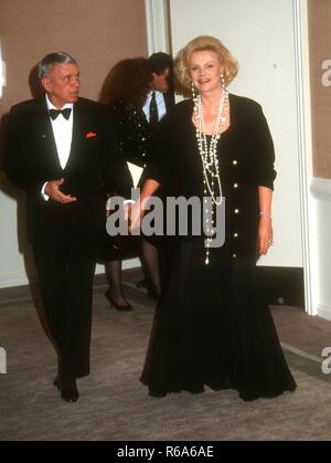 BEVERLY HILLS, Ca - 21. März: amerikanische Sänger Frank Sinatra und Frau Barbara Sinatra Feier teilnehmen wie Barbara die Frauen 1993 in Show Business Award erhält am 21. März 1993 im Beverly Hilton Hotel in Beverly Hills, Kalifornien. Foto von Barry King/Alamy Stock Foto Stockfoto