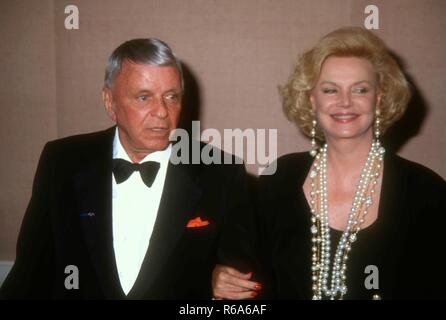 BEVERLY HILLS, Ca - 21. März: amerikanische Sänger Frank Sinatra und Frau Barbara Sinatra Feier teilnehmen wie Barbara die Frauen 1993 in Show Business Award erhält am 21. März 1993 im Beverly Hilton Hotel in Beverly Hills, Kalifornien. Foto von Barry King/Alamy Stock Foto Stockfoto