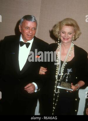 BEVERLY HILLS, Ca - 21. März: amerikanische Sänger Frank Sinatra und Frau Barbara Sinatra Feier teilnehmen wie Barbara die Frauen 1993 in Show Business Award erhält am 21. März 1993 im Beverly Hilton Hotel in Beverly Hills, Kalifornien. Foto von Barry King/Alamy Stock Foto Stockfoto