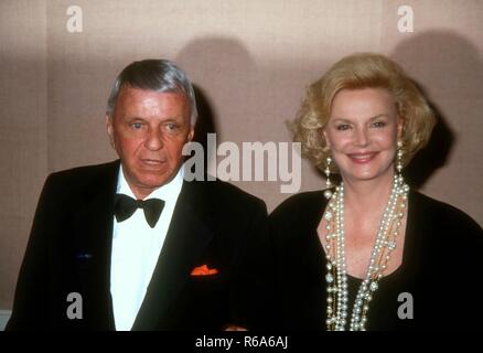 BEVERLY HILLS, Ca - 21. März: amerikanische Sänger Frank Sinatra und Frau Barbara Sinatra Feier teilnehmen wie Barbara die Frauen 1993 in Show Business Award erhält am 21. März 1993 im Beverly Hilton Hotel in Beverly Hills, Kalifornien. Foto von Barry King/Alamy Stock Foto Stockfoto