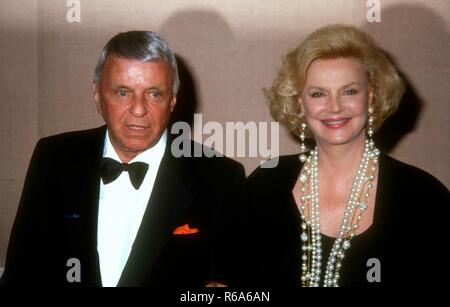 BEVERLY HILLS, Ca - 21. März: amerikanische Sänger Frank Sinatra und Frau Barbara Sinatra Feier teilnehmen wie Barbara die Frauen 1993 in Show Business Award erhält am 21. März 1993 im Beverly Hilton Hotel in Beverly Hills, Kalifornien. Foto von Barry King/Alamy Stock Foto Stockfoto