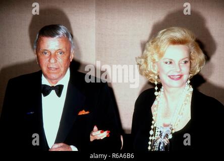 BEVERLY HILLS, Ca - 21. März: amerikanische Sänger Frank Sinatra und Frau Barbara Sinatra Feier teilnehmen wie Barbara die Frauen 1993 in Show Business Award erhält am 21. März 1993 im Beverly Hilton Hotel in Beverly Hills, Kalifornien. Foto von Barry King/Alamy Stock Foto Stockfoto