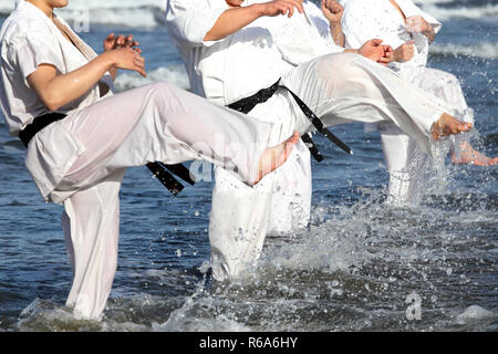 Japanische Kampfkunst Training des Karate in midwinter eines neuen Jahres am Strand Stockfoto