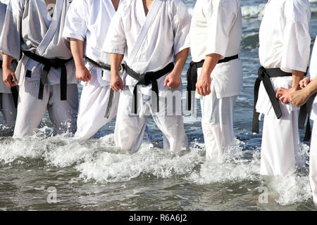 Japanische Kampfkunst Training des Karate in midwinter eines neuen Jahres am Strand Stockfoto