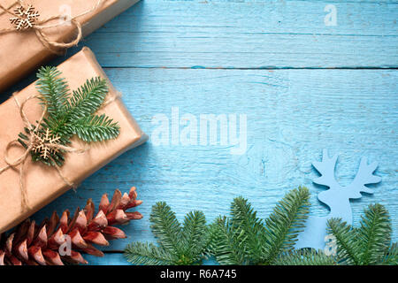 Einfache Geschenke und Tannenbaum christmas ornament Dekoration auf Holz- leer Blau alte Hintergrund Planken Stockfoto