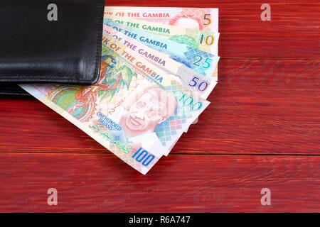 Gambische Geld in der schwarzen Mappe Stockfoto