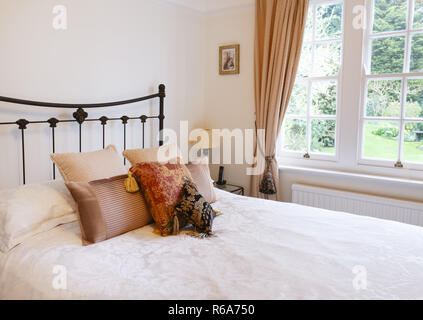 Schlafzimmer Interieur im traditionellen Stil englischen Haus mit luxuriösen Textilien Stockfoto