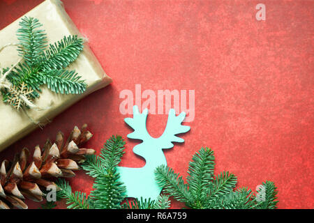 Einfache Geschenke und Tannenbaum christmas ornament Dekoration auf leeren roten Hintergrund Stockfoto