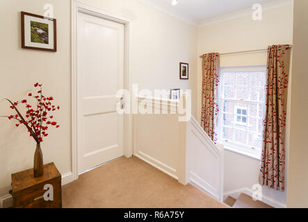 Landung im Obergeschoss Flur im zeitgenössischen Stil Haus in England Stockfoto