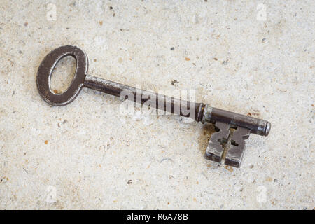 Die traditionellen alten Schlüssel auf einem Stein Hintergrund Stockfoto