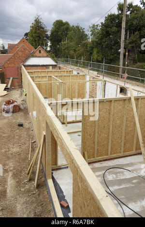 Ansicht von oben ein Fachwerkhaus im Bau mit OSB Wandpaneele Stockfoto