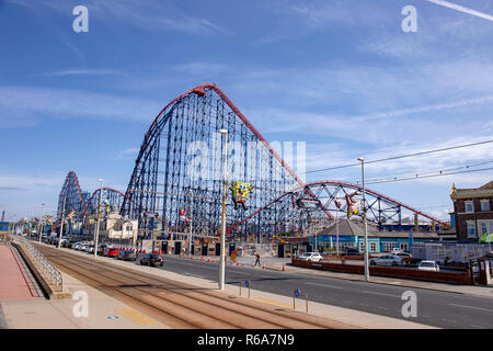 Achterbahn oder das grosse auf der Promenade in Blackpool, Lancashire, Großbritannien Stockfoto