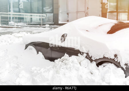 Auto auf einer Straße mit großen Schneeschicht bedeckt. Stockfoto