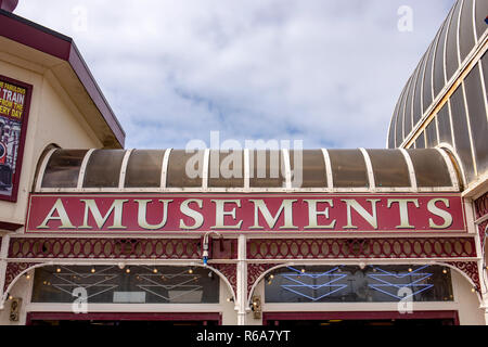 Amusements Schild über Eingang Pier in Blackpool, Lancashire, Großbritannien Stockfoto