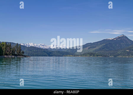 Blick über den See Walchensee auf Wettersteingebirge Stockfoto