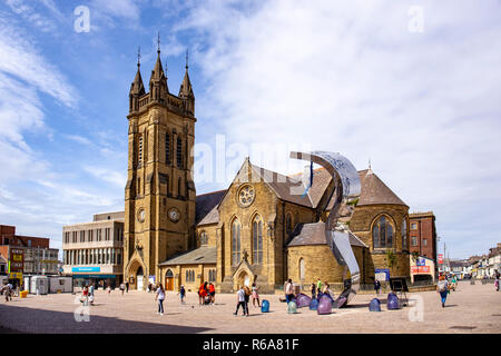 St John's Kirche mit der Wave-Skulptur von Lucy Glendinning in St. John's Square Blackpool Lancashire, Großbritannien Stockfoto