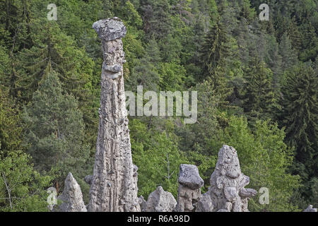 Die berühmten Erdpyramiden am Ritten in Südtirol bestehen aus Cone-Shaped Lehm und Geröll liegen oben auf Er Stockfoto