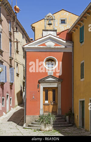 Kapelle in einer schmalen Gasse in der alten Minenstadt Savudrija in Istrien Stockfoto