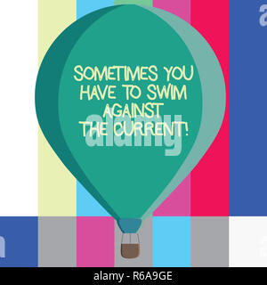 Wort schreiben Text Manchmal haben Sie gegen den Strom zu schwimmen. Business Konzept für Weiter flussaufwärts zu folgen drei Tönen Farbe Hot Air Balloon flott Stockfoto