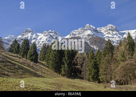 Die vigolana Berge sind eine Gruppe von Bergen im Trentino mit Spitzen, die zu fast 2200 m und gehören zum Naturpark Costa Vicentina Alpen Stockfoto