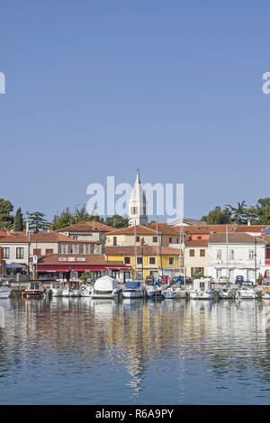 Das kleine idyllische Fischerdorf Novigrad an der Westküste Istriens liegt auf einer Halbinsel Stockfoto