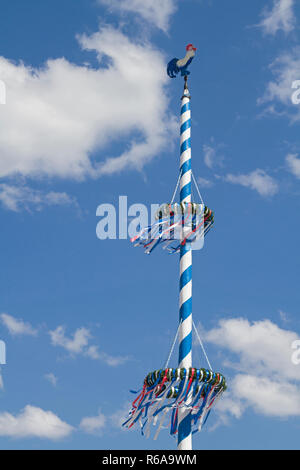 Auf dem Stadtplatz Der Niederbayerischen Deggendorf steht dieses dekorative Maibaum Stockfoto