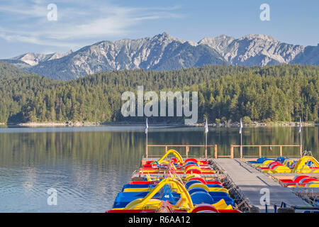 Bunte Tretboote einladen, die unzählige Touristen zu einem sportlichen Vergnügen Fahrt auf dem Eibsee Stockfoto