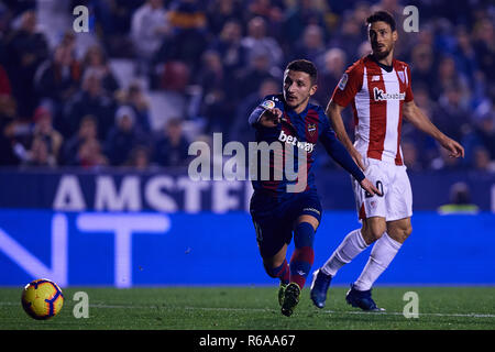 VALENCIA, Spanien - 03 Dezember: Enis Bardhi (L) von Levante UD in Aktion neben Aritz Aduriz Zubeldia von Athletic Club de Bilbao während des La Liga Match zwischen Levante UD und Athletic Bilbao im Ciutat de Valencia am 3. Dezember 2018 in Valencia, Spanien. (Foto von David Aliaga/MB Medien) Stockfoto