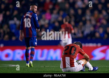 VALENCIA, Spanien - 03 Dezember: aritz Aduriz Zubeldia von Athletic Club de Bilbao setzt sich auf die Tonhöhe während des La Liga Match zwischen Levante UD und Athletic Bilbao im Ciutat de Valencia am 3. Dezember 2018 in Valencia, Spanien. (Foto von David Aliaga/MB Medien) Stockfoto